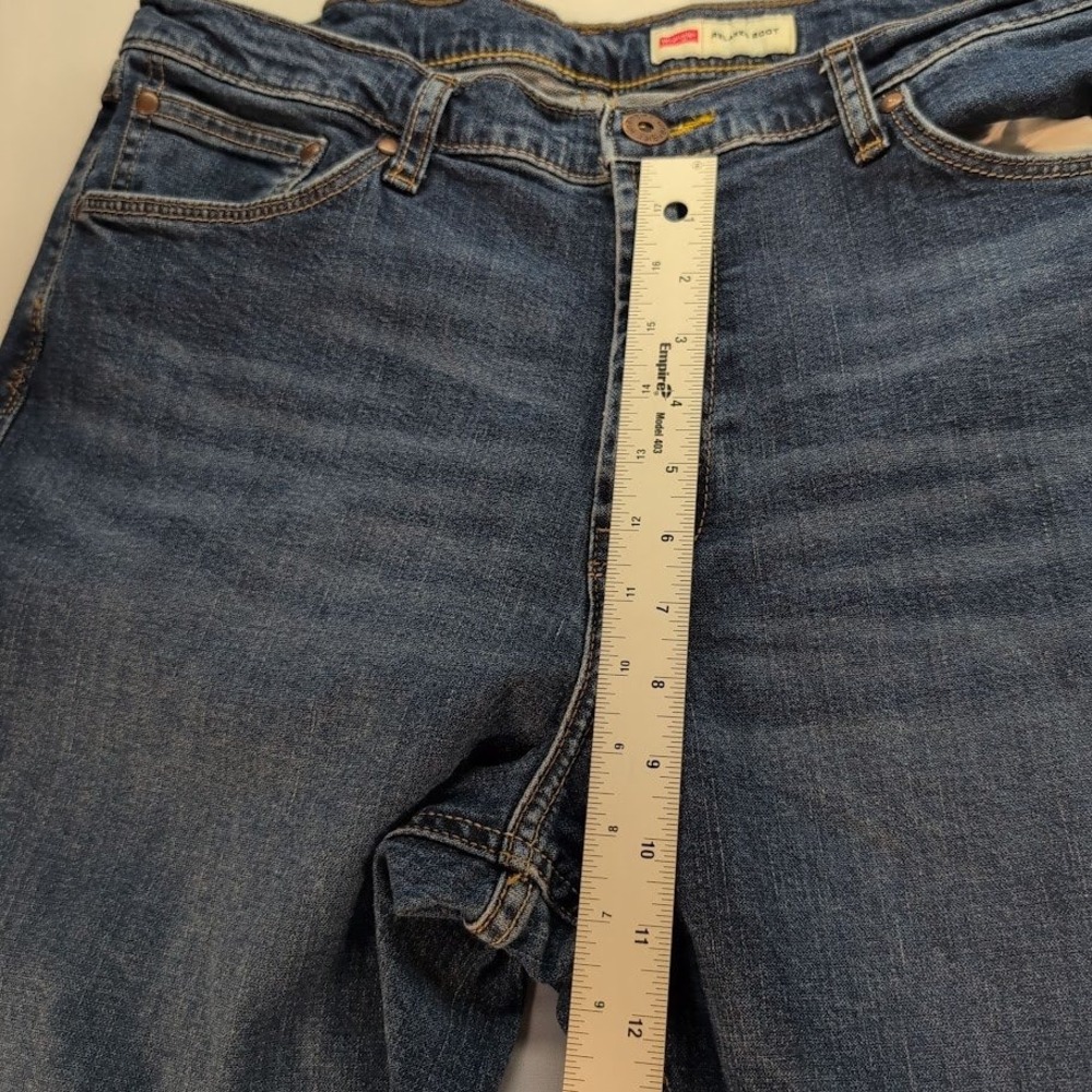 Wrangler Relaxed Boot Mens Jeans 36x34 Medium Wash Blue Denim Pants - Picture 3 of 7